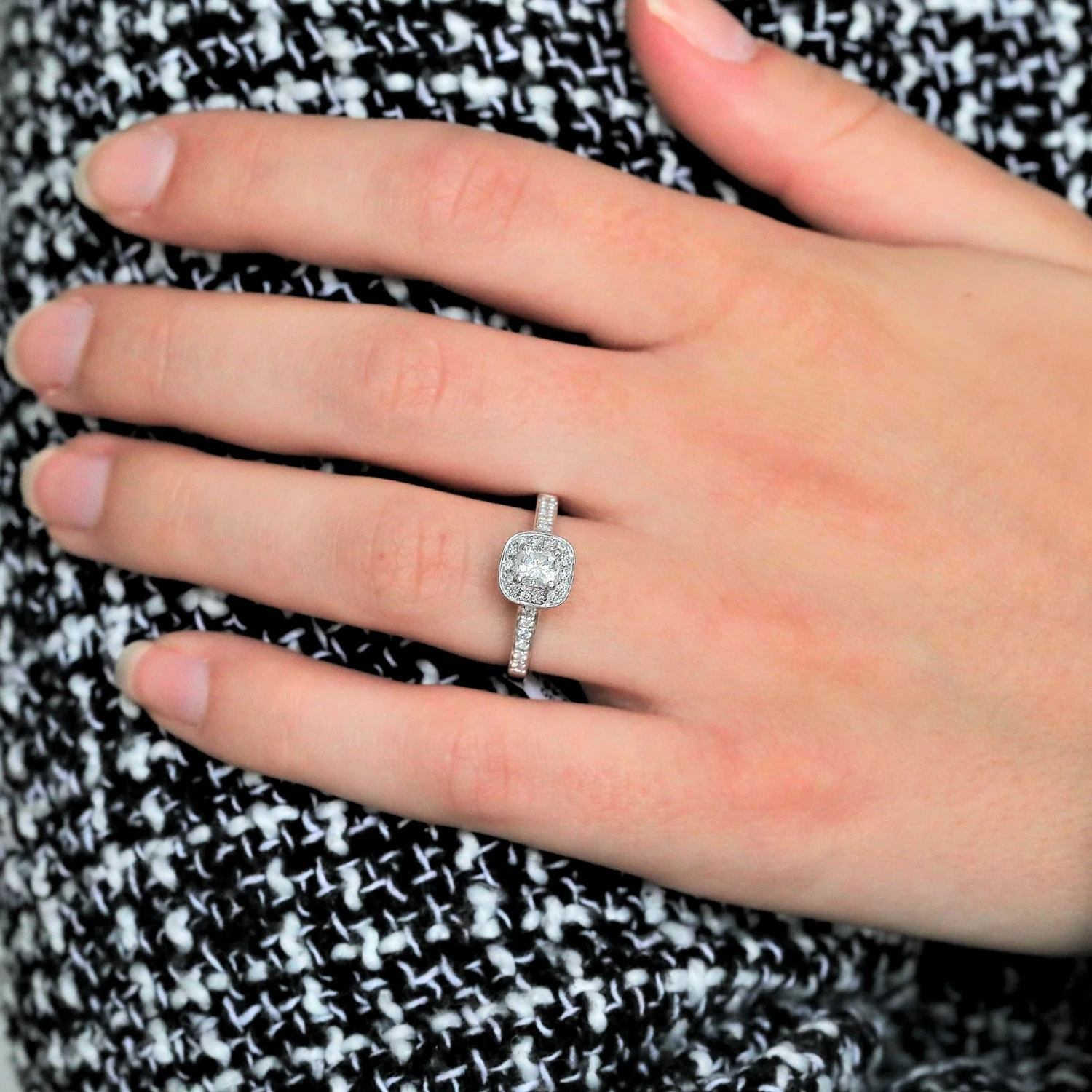 Chisholm Hunter 18ct White Gold Cushion Cut 0.40ct Diamond Halo Ring 6 Chisholm Hunter 18ct White Gold Cushion Cut 0.40ct Diamond Halo Ring - Image 4