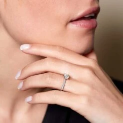 Chisholm Hunter Platinum Round Brilliant 0.90ct Diamond Shoulders Solitaire I VVS2 -Chisholm Hunter 1 002 19 0232 om 1