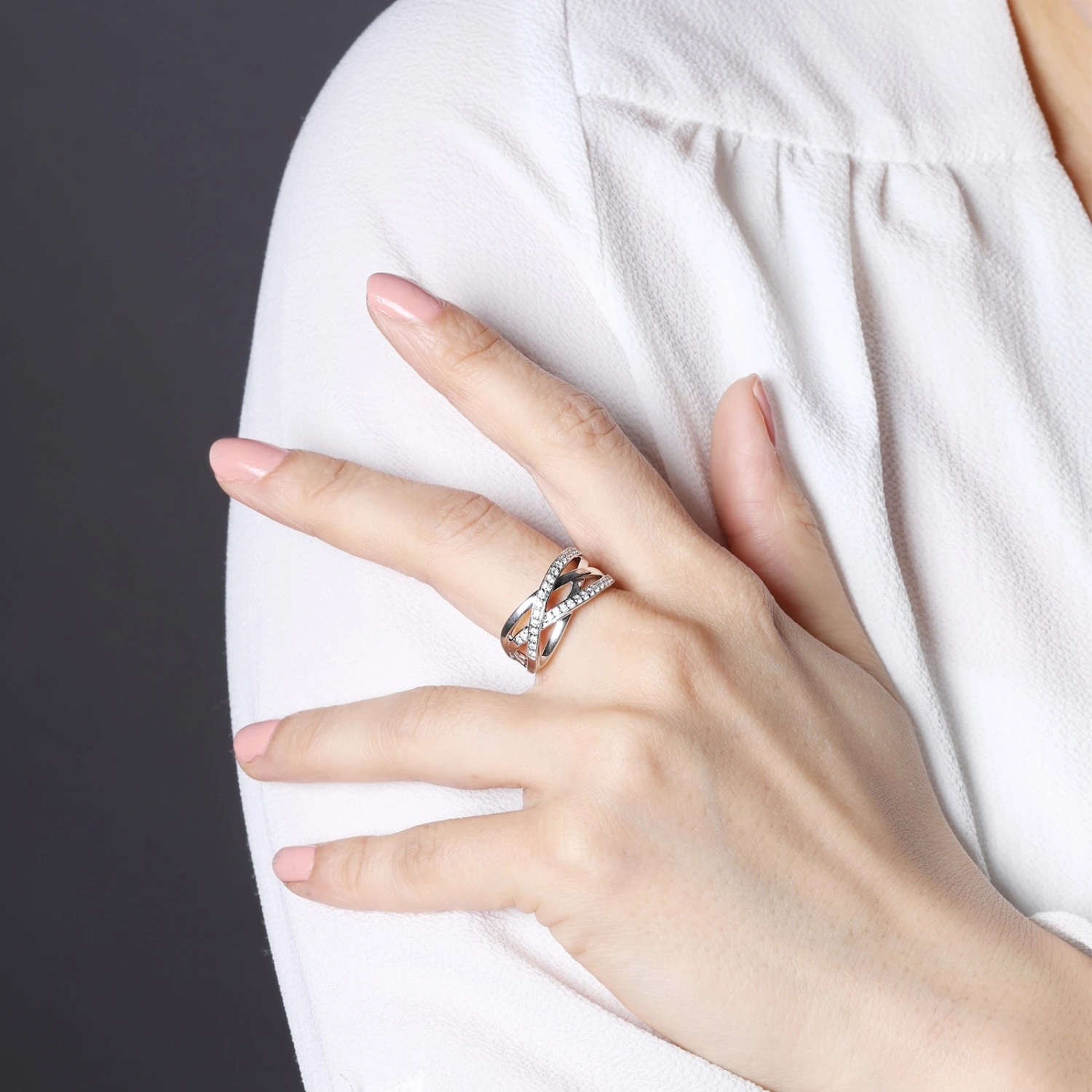 Chisholm Hunter 9ct White Gold Brilliant Cut 0.25ct Diamond Cross Over Fancy Band 4 Chisholm Hunter 9ct White Gold Brilliant Cut 0.25ct Diamond Cross Over Fancy Band - Image 2