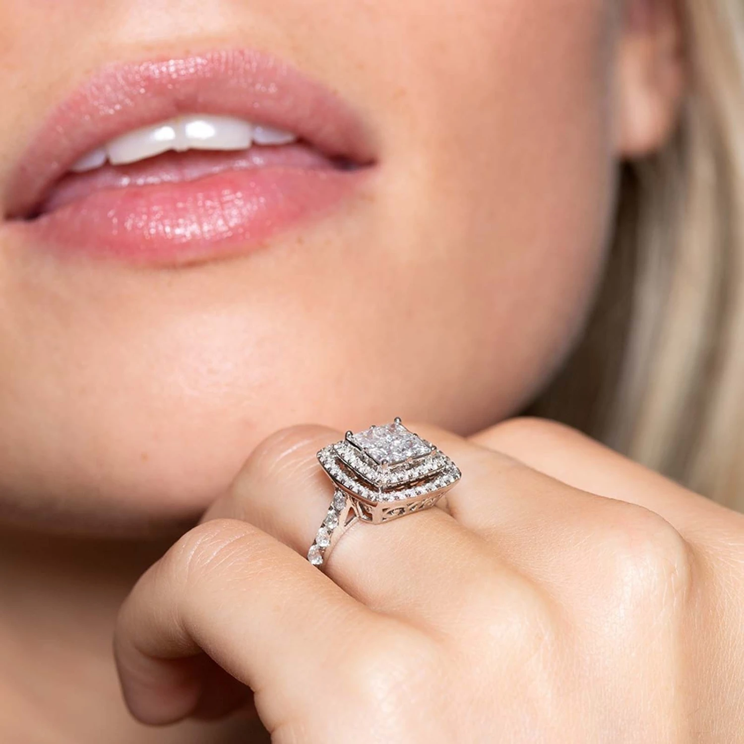 Chisholm Hunter Pre-Owned 18ct White Gold Princess & Brilliant Cut 2.00ct Diamond Tile Cluster 6 Chisholm Hunter Pre-Owned 18ct White Gold Princess & Brilliant Cut 2.00ct Diamond Tile Cluster - Image 4