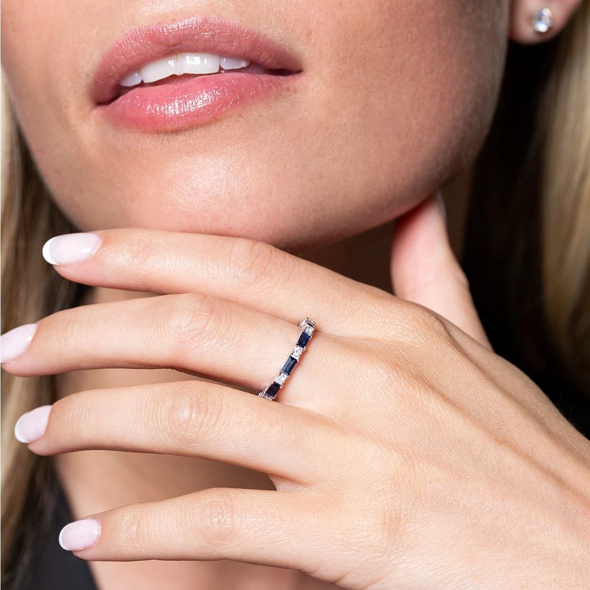 Chisholm Hunter 9ct White Gold 1.28ct Sapphire And 0.38ct Diamond Mix Cut Eternity 4 Chisholm Hunter 9ct White Gold 1.28ct Sapphire And 0.38ct Diamond Mix Cut Eternity - Image 2