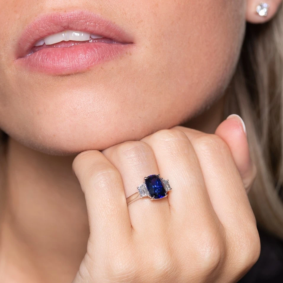 Chisholm Hunter 18ct White Gold Oval Cut 3.12ct Sapphire And 0.60ct Diamond Three Stone Ring 4 Chisholm Hunter 18ct White Gold Oval Cut 3.12ct Sapphire And 0.60ct Diamond Three Stone Ring - Image 2