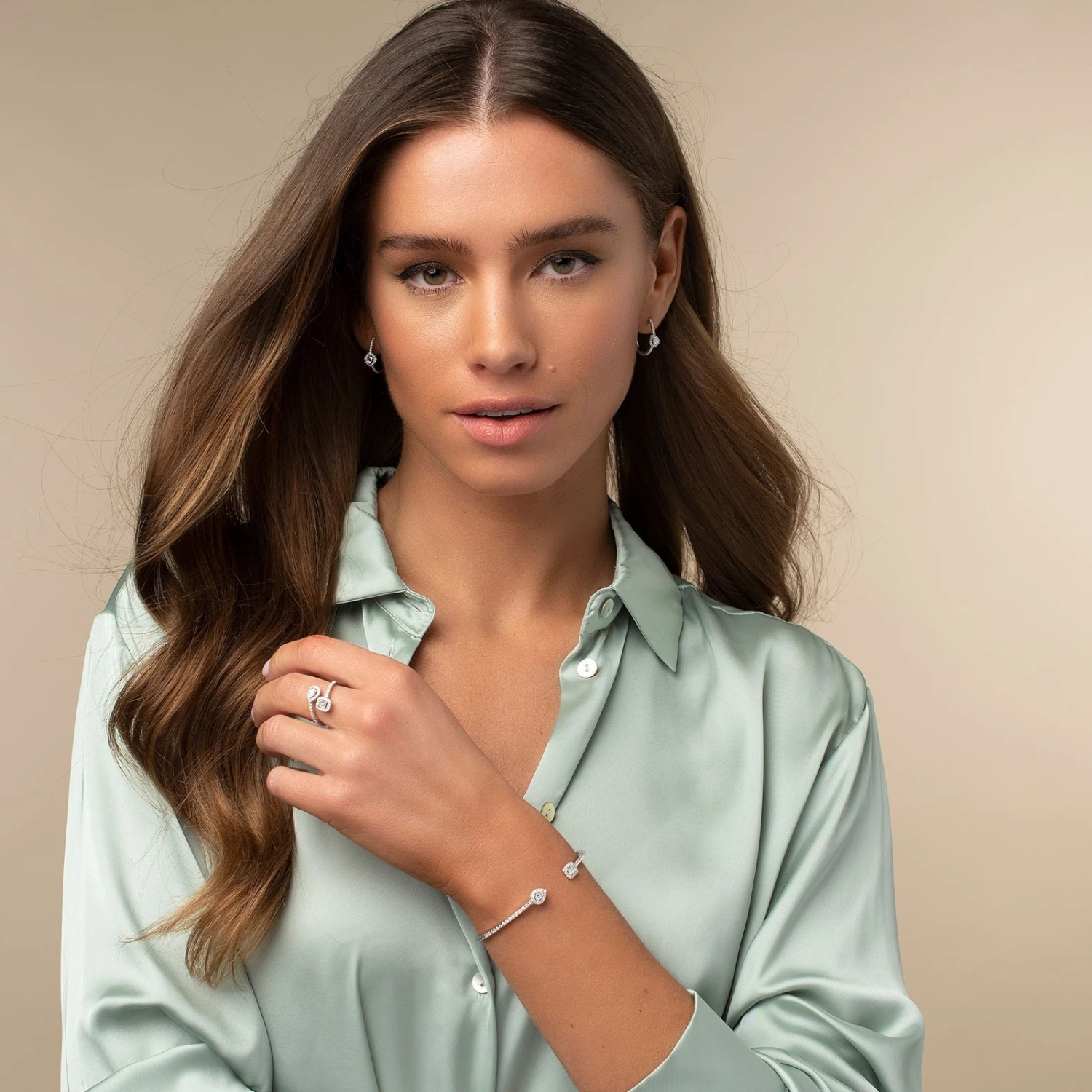 Chisholm Hunter 18ct White Gold Pear Emerald & Brilliant Cut 1.08ct Diamond Crossover Bangle 11 Chisholm Hunter 18ct White Gold Pear Emerald & Brilliant Cut 1.08ct Diamond Crossover Bangle - Image 9