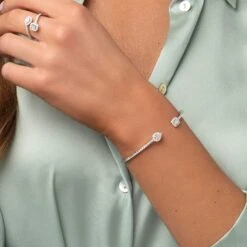 Chisholm Hunter 18ct White Gold Pear Emerald & Brilliant Cut 1.08ct Diamond Crossover Bangle 20 Chisholm Hunter 18ct White Gold Pear Emerald & Brilliant Cut 1.08ct Diamond Crossover Bangle -Chisholm Hunter 15 123 01 0047 om