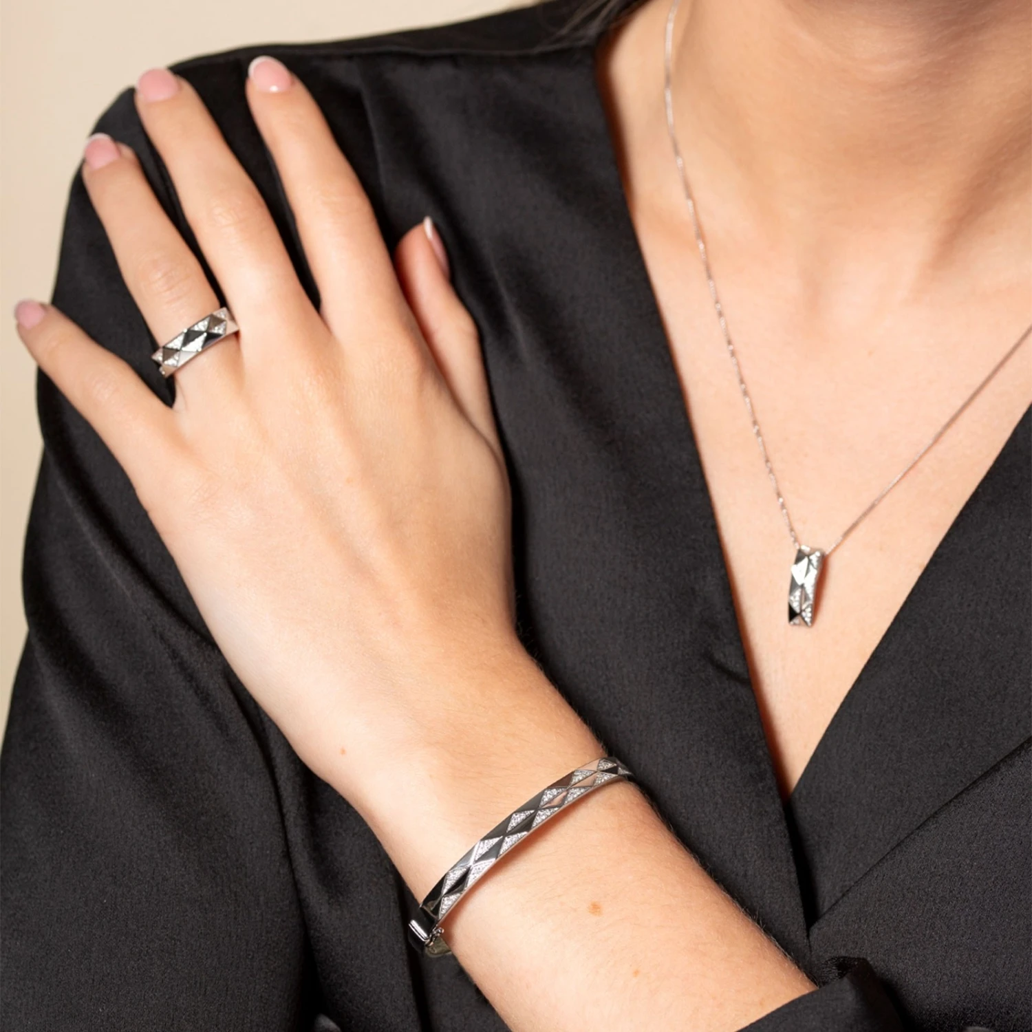 Chisholm Hunter 18ct White Gold Round Brilliant 0.35ct Diamond Geometric Bangle 7 Chisholm Hunter 18ct White Gold Round Brilliant 0.35ct Diamond Geometric Bangle - Image 5