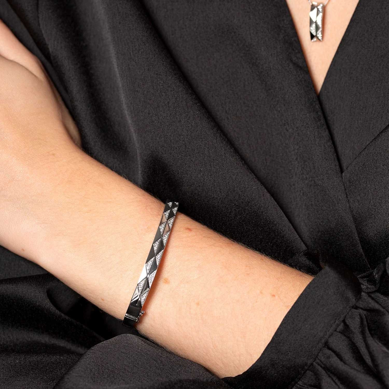 Chisholm Hunter 18ct White Gold Round Brilliant 0.35ct Diamond Geometric Bangle 4 Chisholm Hunter 18ct White Gold Round Brilliant 0.35ct Diamond Geometric Bangle - Image 2