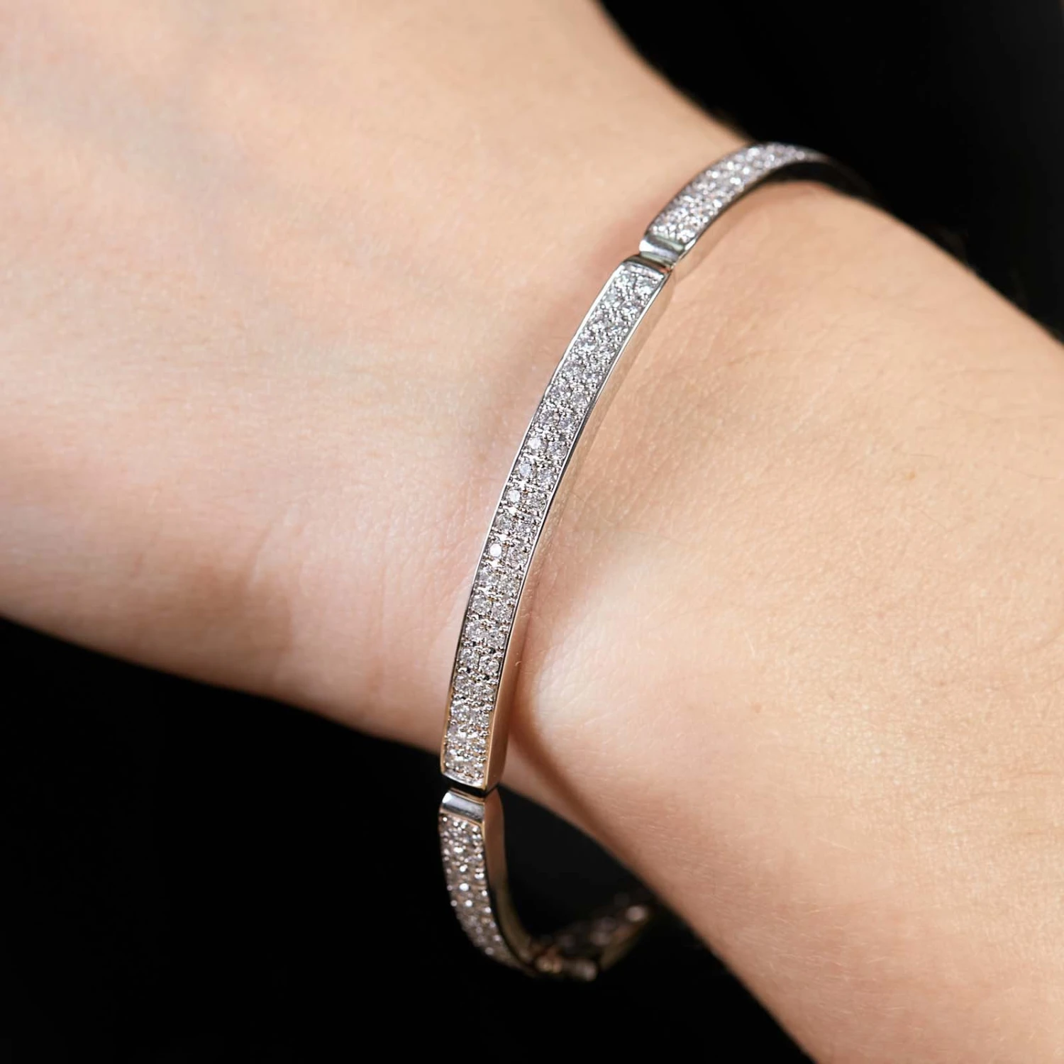 Chisholm Hunter 18ct White Gold Round Brilliant 1.00ct Diamond Double Row Bangle 4 Chisholm Hunter 18ct White Gold Round Brilliant 1.00ct Diamond Double Row Bangle - Image 2