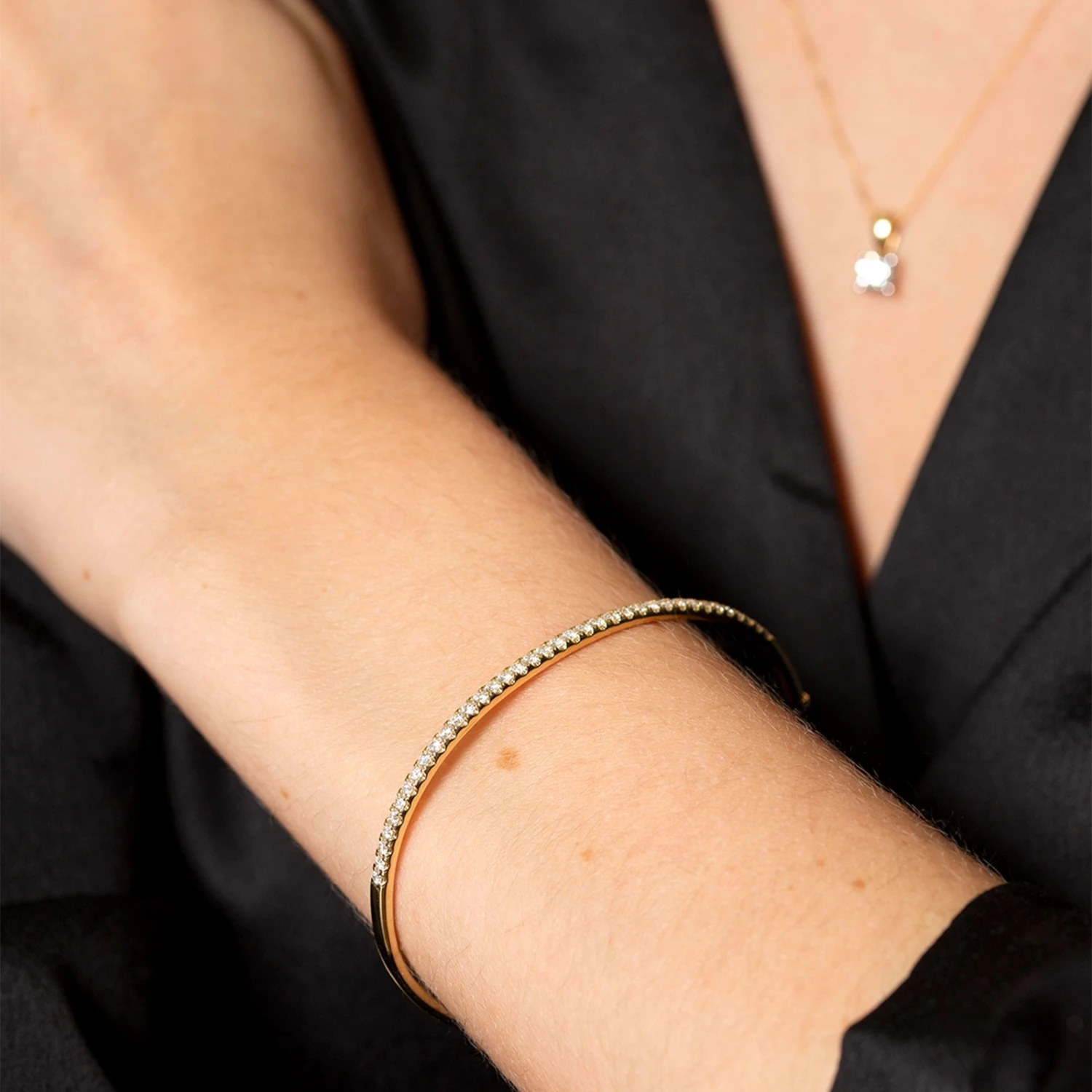 Chisholm Hunter 18ct Yellow Gold Brilliant Cut 0.93ct Diamond Claw Set Bangle 4 Chisholm Hunter 18ct Yellow Gold Brilliant Cut 0.93ct Diamond Claw Set Bangle - Image 2