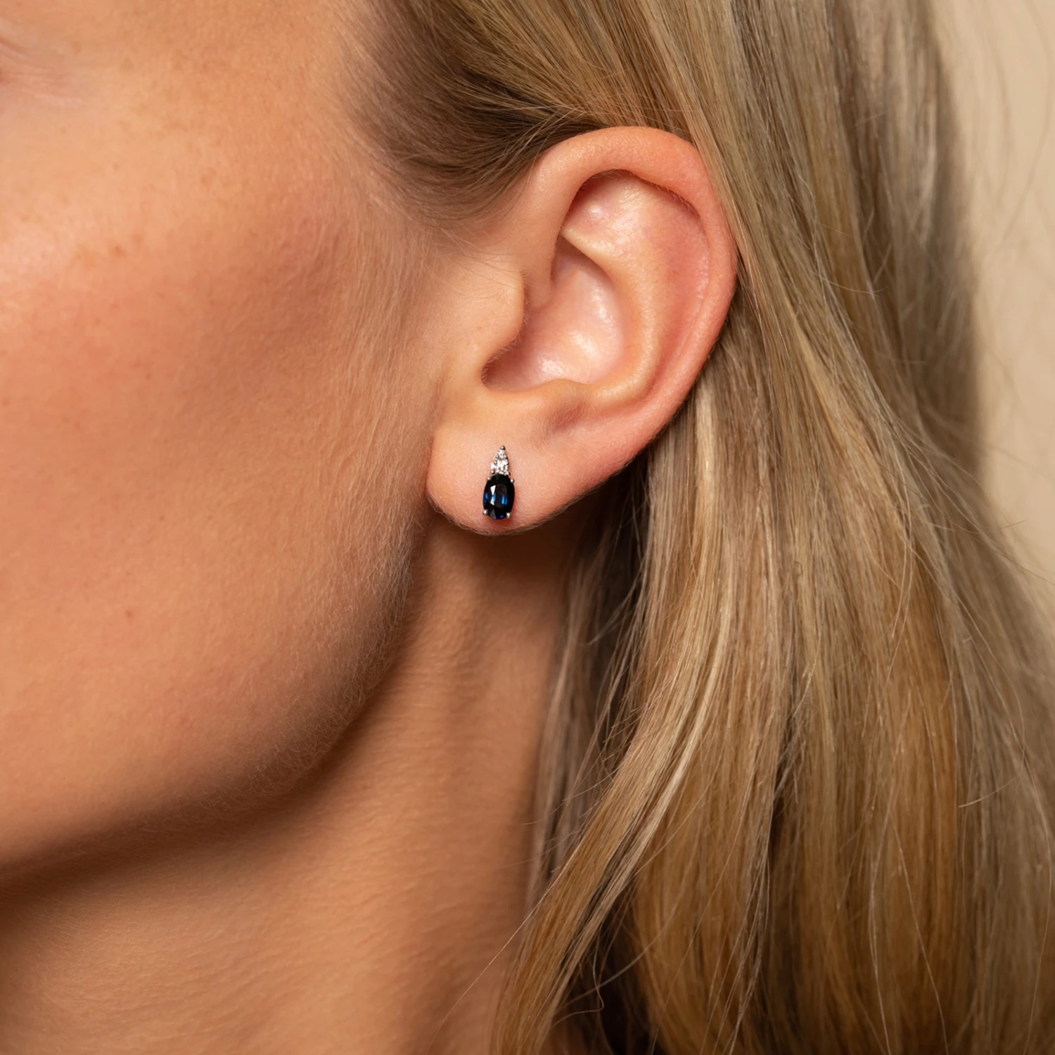 Chisholm Hunter 9ct White Gold Diamond 0.10ct And Sapphire Earrings 6 Chisholm Hunter 9ct White Gold Diamond 0.10ct And Sapphire Earrings - Image 4