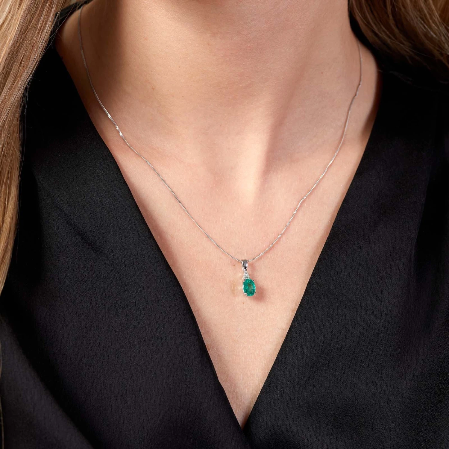 Chisholm Hunter 9ct White Gold Oval Cut Emerald And 0.05ct Diamond Pendant 5 Chisholm Hunter 9ct White Gold Oval Cut Emerald And 0.05ct Diamond Pendant - Image 3