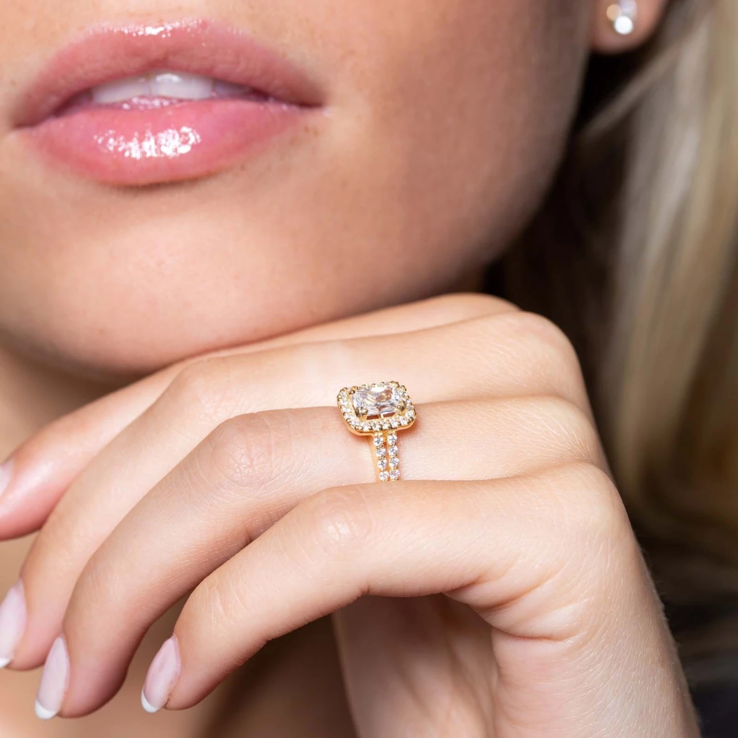 Chisholm Hunter 9ct Yellow Gold Cubic Zirconia Emerald Cut Halo Solitaire Ring 4 Chisholm Hunter 9ct Yellow Gold Cubic Zirconia Emerald Cut Halo Solitaire Ring - Image 2