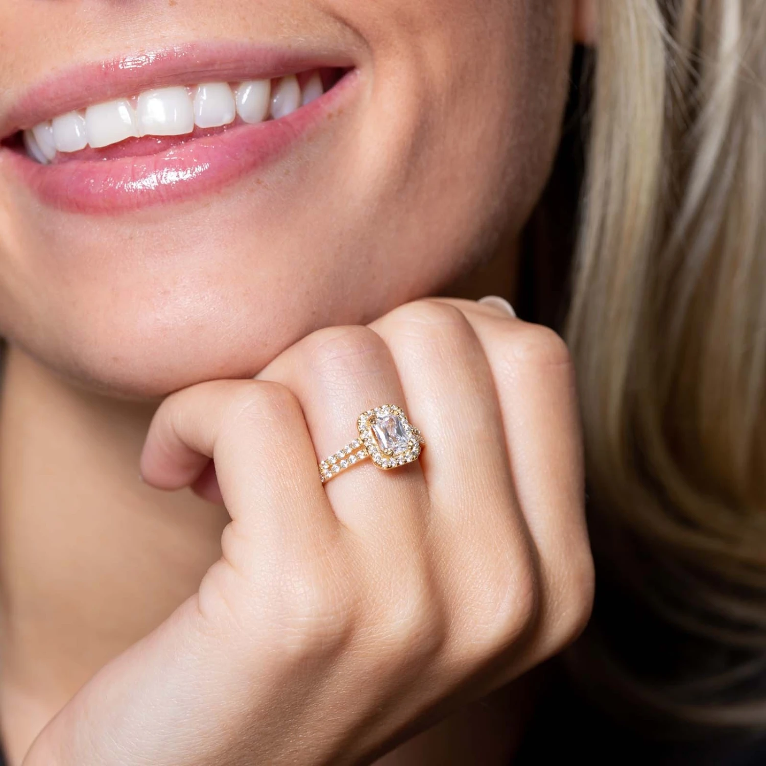 Chisholm Hunter 9ct Yellow Gold Cubic Zirconia Emerald Cut Halo Solitaire Ring 7 Chisholm Hunter 9ct Yellow Gold Cubic Zirconia Emerald Cut Halo Solitaire Ring - Image 5