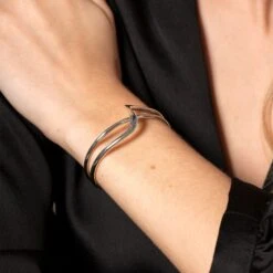 Chisholm Hunter Silver Twisted Half Bangle 10 Chisholm Hunter Silver Twisted Half Bangle -Chisholm Hunter 4 129 03 0036 om 1